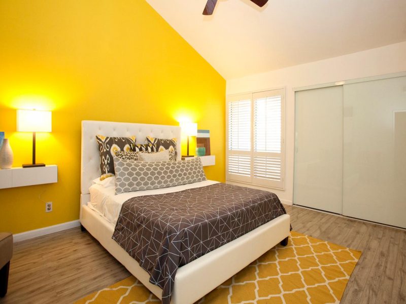 Integrating a yellow wall in the bedroom